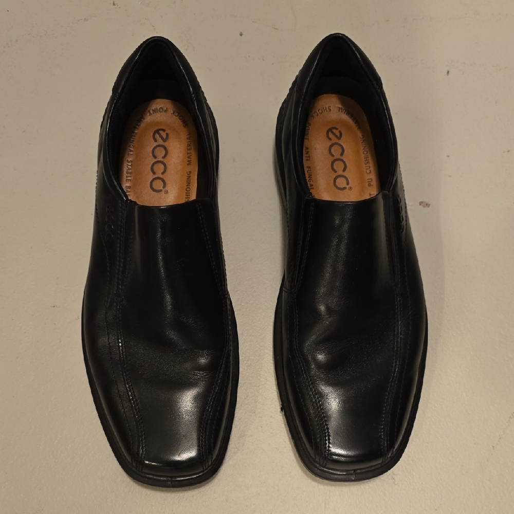 ECCO Men's Sleek Black Slip-On Loafers
